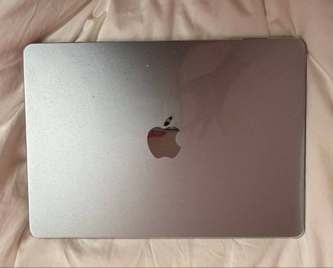 Apple MacBook Pro with USB-C Hub and Case485821128901273600