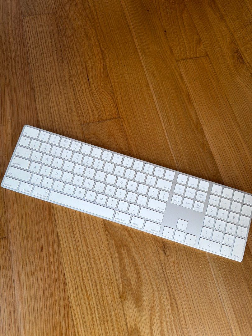 Apple Magic Keyboard with Numeric Keypad and lightning cable485328812256143360