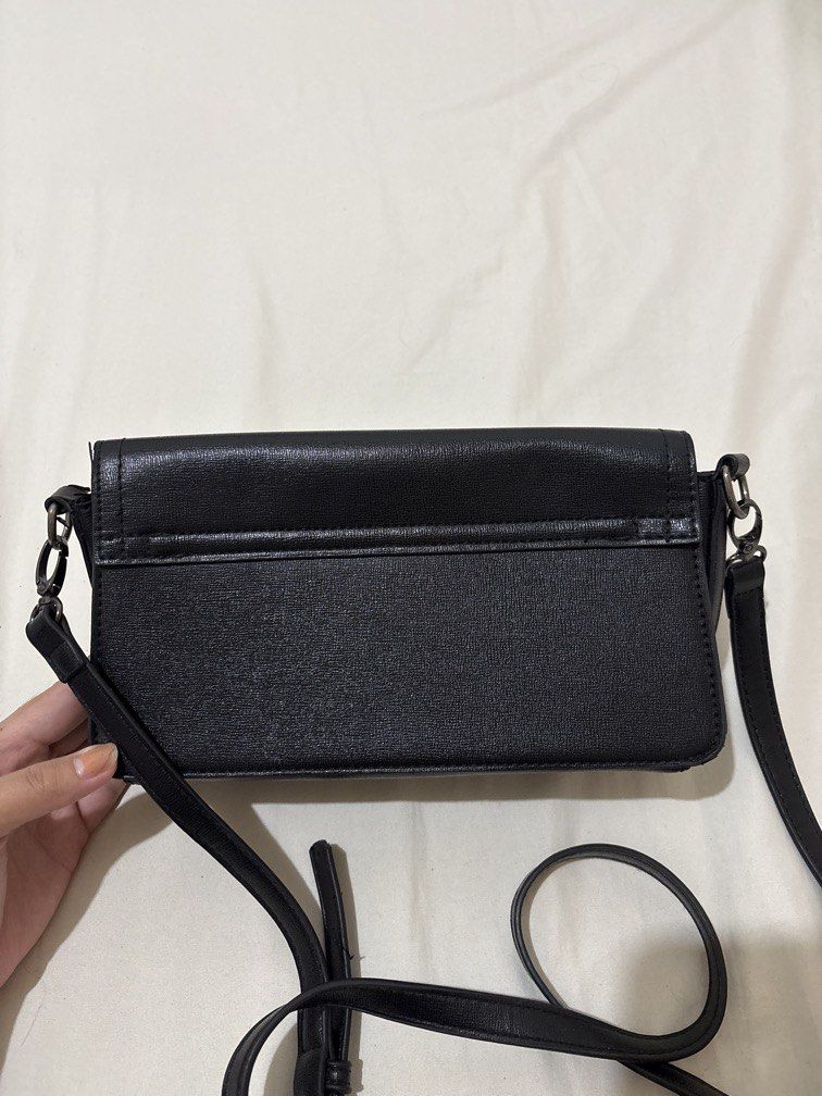 Authentic Guess cross-body bag in black (Category: Cross-body Bags) located in Balanga. Submitted by pmcgee (Listing ID 1444606590, Image 2). Description: See pics for flaws (only major flaw is the sling attachment but still usable) Authentic Guess.