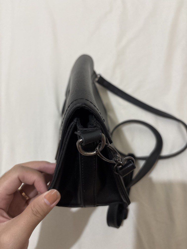 Authentic Guess cross-body bag in black (Category: Cross-body Bags) located in Balanga. Submitted by pmcgee (Listing ID 1444606590, Image 3). Description: See pics for flaws (only major flaw is the sling attachment but still usable) Authentic Guess.
