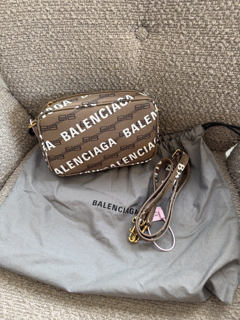 Balenciaga camera bag bnew (Category: Luxury Bags & Wallets) located in Makati City. Submitted by iamteenav (Listing ID 1444532248, Image 1). Description: .