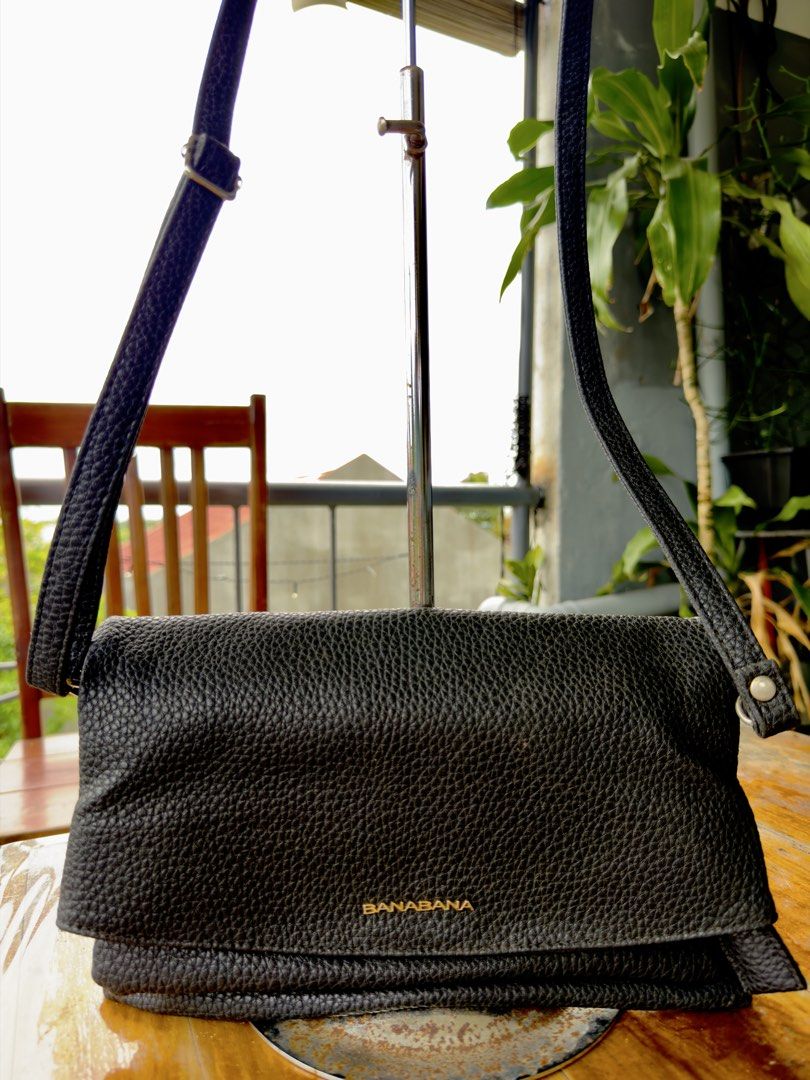 Banabana Pebbled Leather Bag (Category: Cross-body Bags) located in Cadiz. Submitted by solynb28 (Listing ID 1444504447, Image 1). Description: -thrifted -all zippers are working well -minimal flaw is shown on the last pic( barely noticeable scratch) -just needs a little cleaning, wala akong leather cleaner kasi -fix price ▫️what you see is what you get▫️colors may vary due to lighting▫️buy at your own risk ▫️no long reservation, unless paid▫️pay