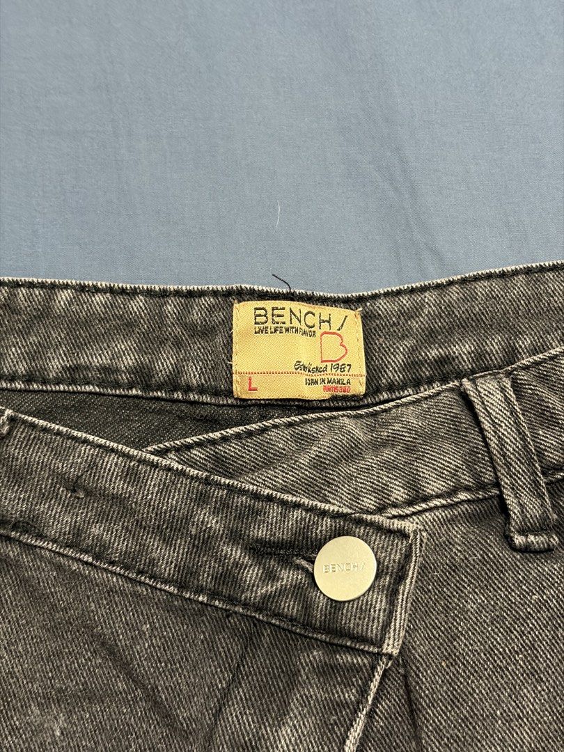 Bench Shorts (Category: Shorts) located in Manila. Submitted by AB_Merchandiseee (Listing ID 1444536815, Image 3). Description: 📍 Location: Manila 📩 Message me for more photos Size: Large Used only twice ‼️ Please note: The actual color of the item may slightly vary due to lighting..