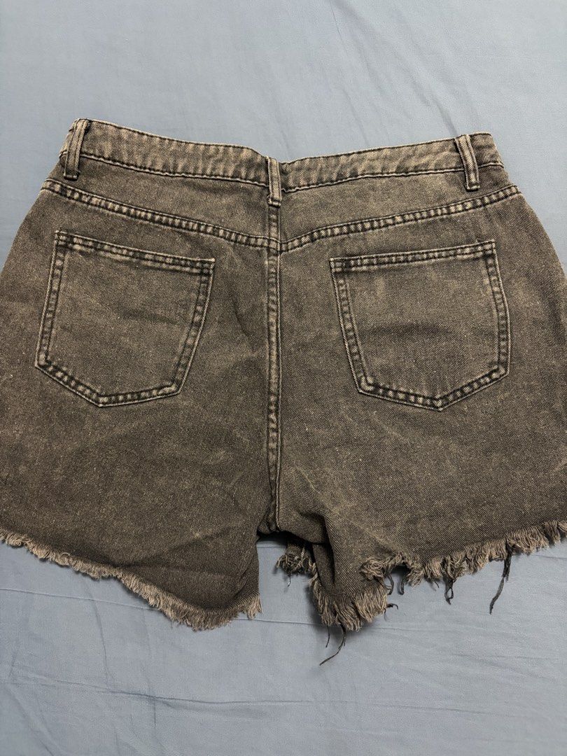 Bench Shorts (Category: Shorts) located in Manila. Submitted by AB_Merchandiseee (Listing ID 1444536815, Image 2). Description: 📍 Location: Manila 📩 Message me for more photos Size: Large Used only twice ‼️ Please note: The actual color of the item may slightly vary due to lighting..