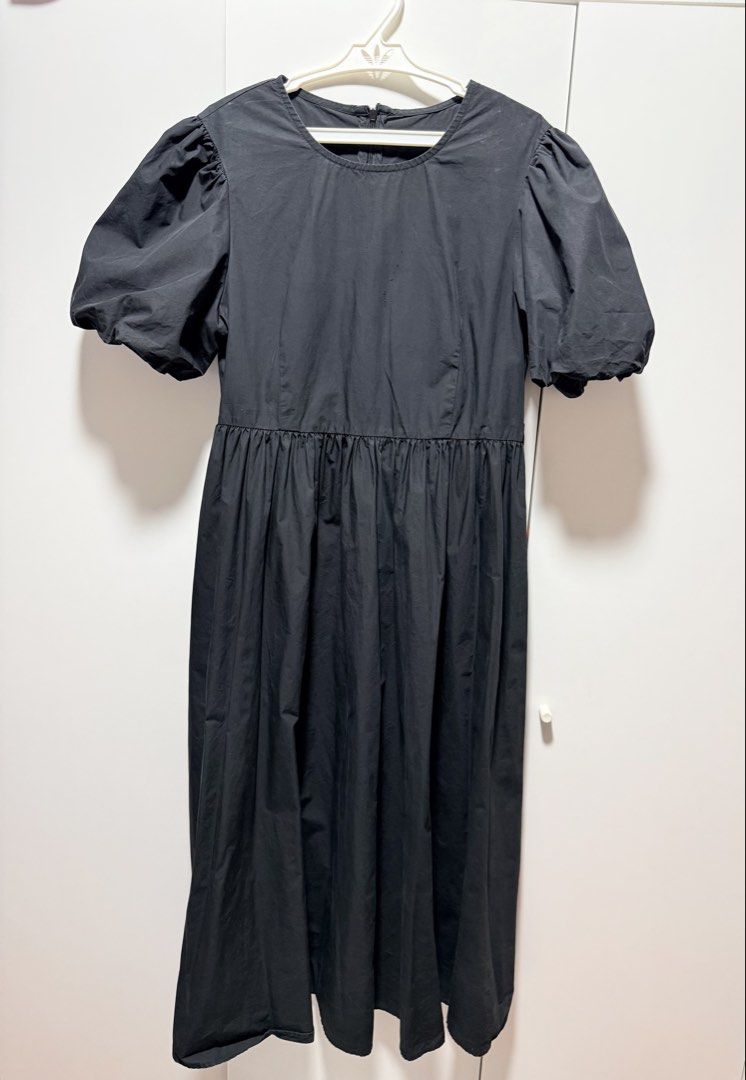 Black Puff Sleeve Midi Dress (Category: Dresses) located in Pasig City. Submitted by decluttery8 (Listing ID 1444603445, Image 1). Description: M-L size Midi dress.