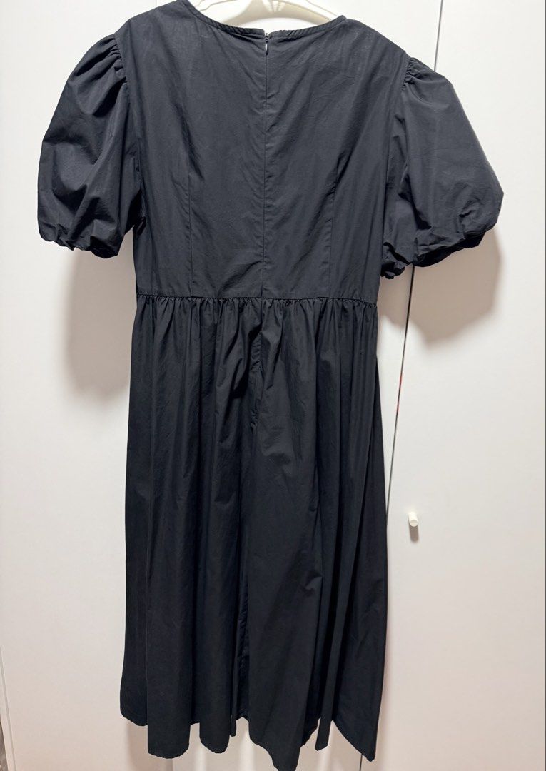 Black Puff Sleeve Midi Dress (Category: Dresses) located in Pasig City. Submitted by decluttery8 (Listing ID 1444603445, Image 2). Description: M-L size Midi dress.