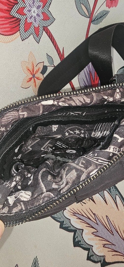 Black Quilted Crossbody Bag with Graphic Lining (Category: Cross-body Bags) located in Cainta. Submitted by cyjozuza (Listing ID 1444510819, Image 3). Description: - Stylish black quilted crossbody bag - Features a cool graphic print lining inside - Secure zipper closure - Adjustable strap for comfortable wear - Unique buckle detail on the front flap - Ideal for everyday use - Spacious enough for your essentials.