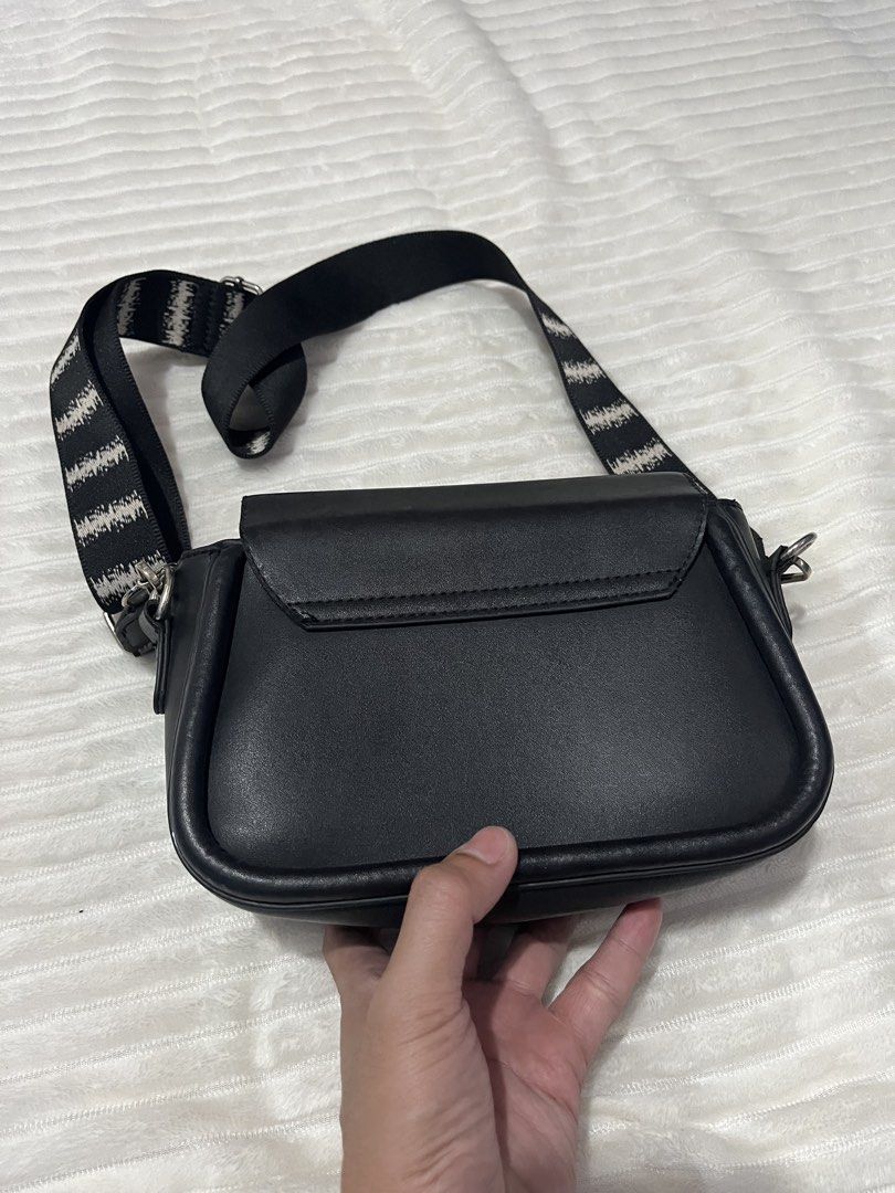 Black Sling bags unisex (Category: Sling Bags) located in Lipa City. Submitted by hoywilliam (Listing ID 1444641133, Image 3). Description: Random only Black sling bag Sign of usage width-"9 length-6 color black 400 free shipped Lipa City Batangas📍.