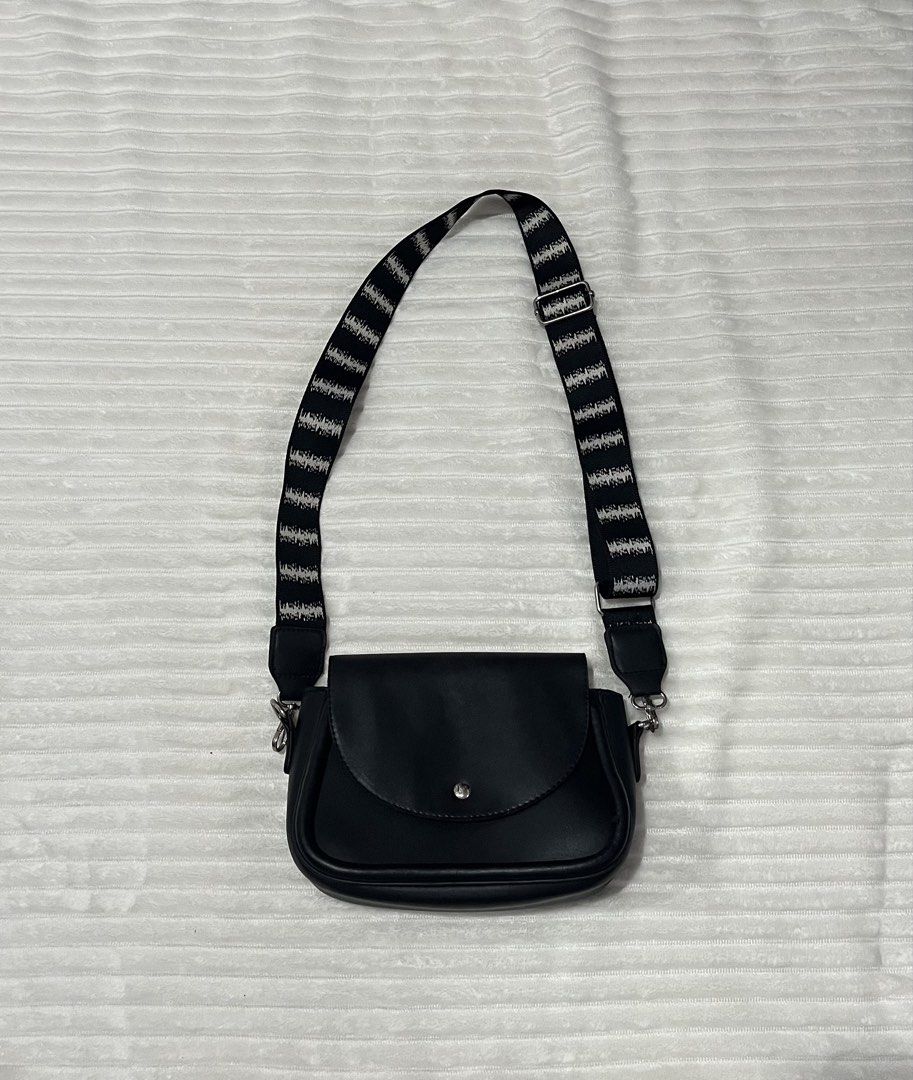 Black Sling bags unisex (Category: Sling Bags) located in Lipa City. Submitted by hoywilliam (Listing ID 1444641133, Image 1). Description: Random only Black sling bag Sign of usage width-"9 length-6 color black 400 free shipped Lipa City Batangas📍.