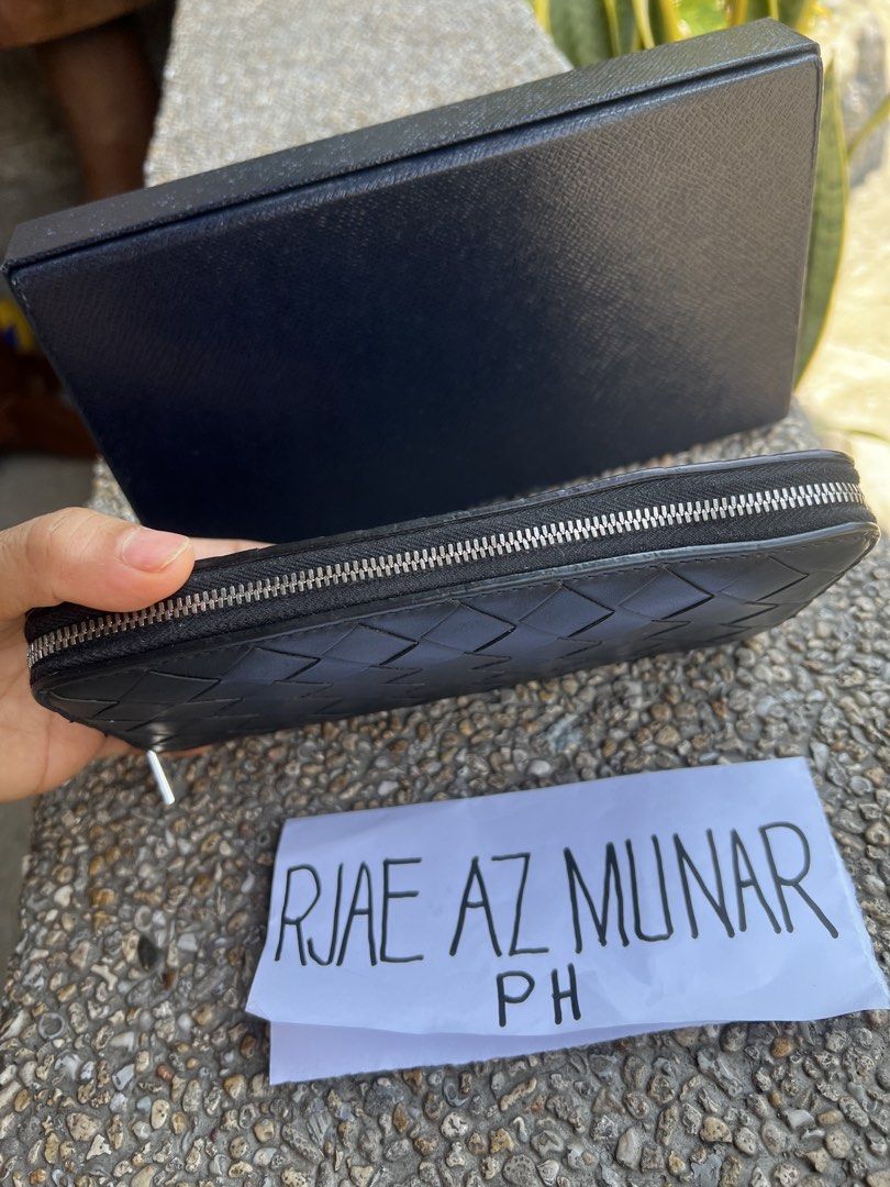 bottega black wallet (Category: Luxury Bags & Wallets) located in Bauang. Submitted by rjae07 (Listing ID 1444644564, Image 2). Description: bottega guaranteed wallet rank A with spare box.