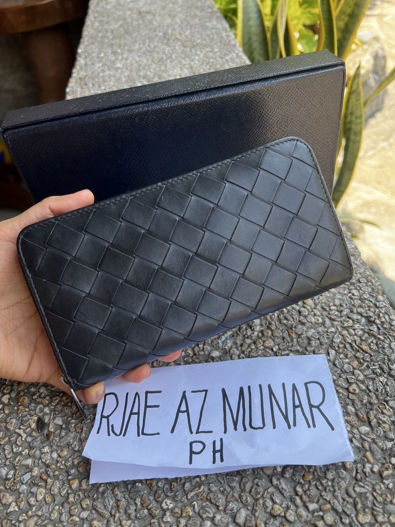 bottega black wallet (Category: Luxury Bags & Wallets) located in Bauang. Submitted by rjae07 (Listing ID 1444644564, Image 1). Description: bottega guaranteed wallet rank A with spare box.