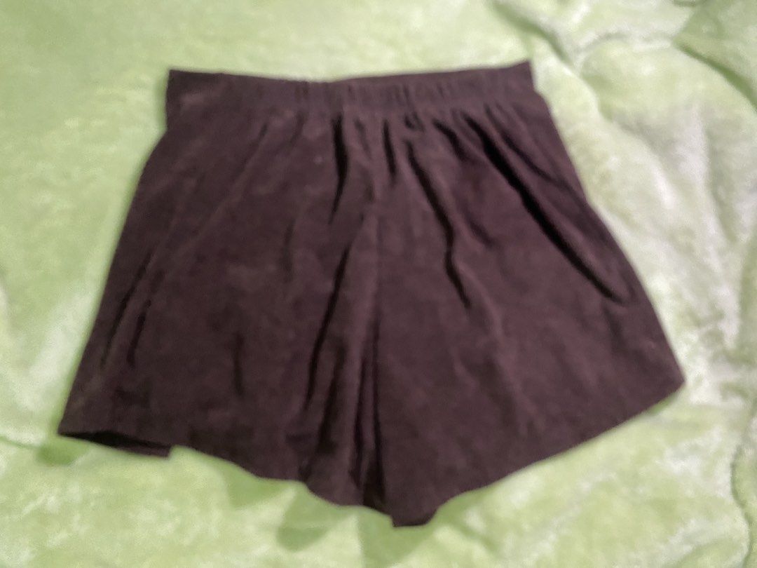 Brown Corduroy Skort (Category: Skirts) located in Bacoor. Submitted by deaclutter.ph (Listing ID 1444593380, Image 2). Description: > Large to XL > Never worn > Inaccurate color due to lighting (refer to 3rd pic for actual color) > No when worn picture > No COD > GCash, GoTYME, Maya > MOD: lalamove or jnt > SF paid by buyer.