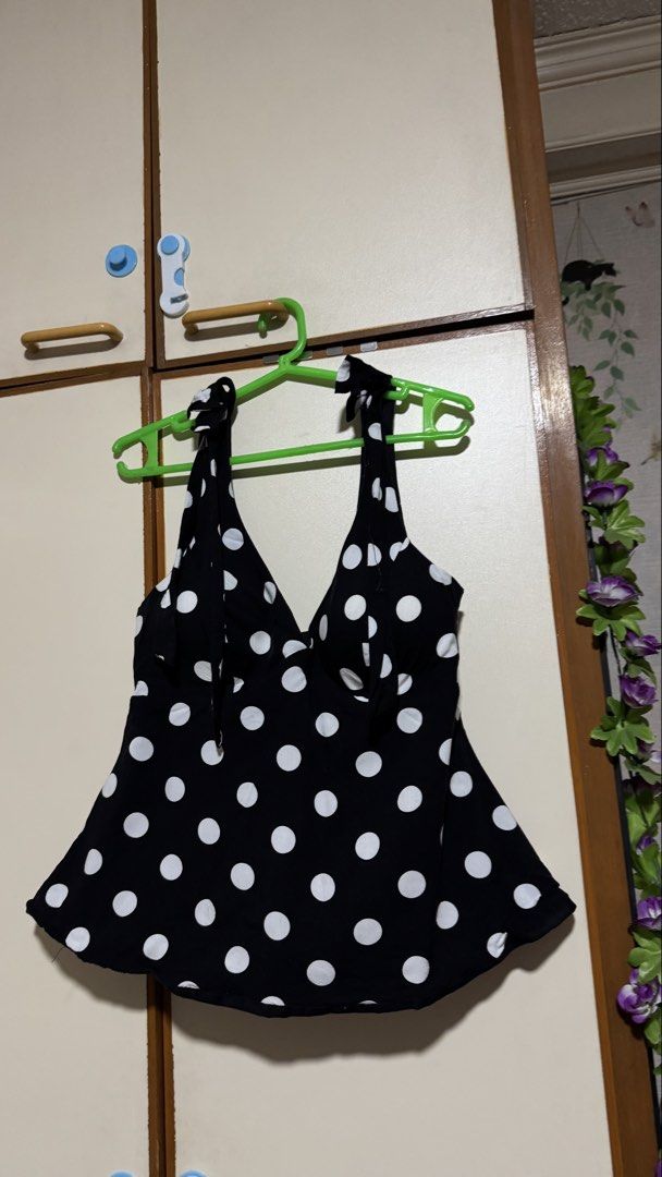 BSCO celeste v top (Category: Sleeveless) located in Valenzuela. Submitted by lokithepug (Listing ID 1444502441, Image 2). Description: Large on tag but their sizing it a bit small Im 33 bust. You can check review on their tiktok before buying 300 for 1 pc 1000 for take all.