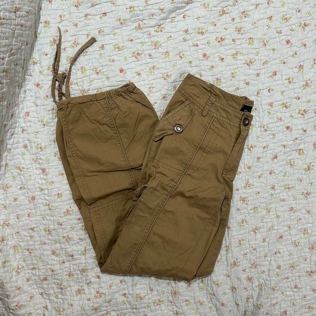Cargo Pants Khaki Tan Color (Category: Other Bottoms) located in Marikina City. Submitted by naiomeww (Listing ID 1444504208, Image 3). Description: - Condition: 8/10 - Brand: Flying Fish - Type: Khaki Cargo Pants - Size: S-M (waist: 28 inches) (length: 36 inches) - Features: Multiple pockets, including zippered ones - Adjustable ties at the ankles - Style: Great for casual wear - flaws: Minor marks on the front & back buttons [nag rust] & few st