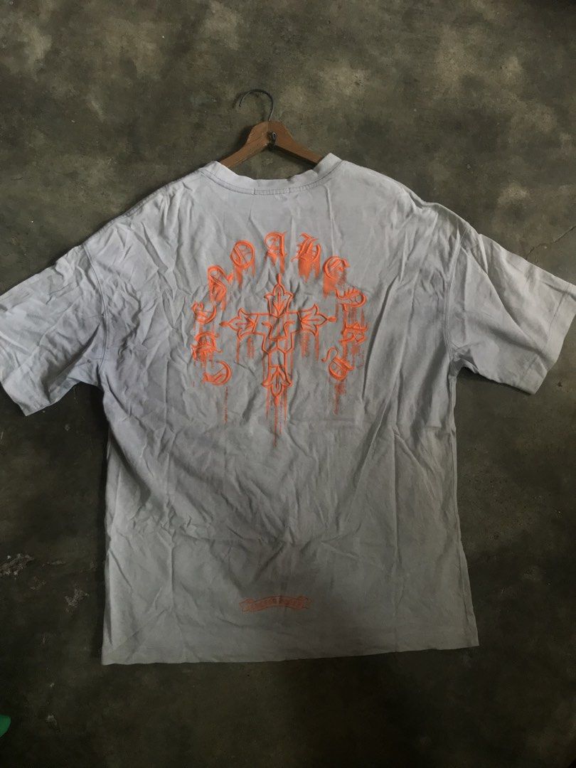 Chrome Hearts Orange Print Tee Shirt (Category: Tshirts & Polo Shirts ) located in Angeles City. Submitted by thrift.ni.dra (Listing ID 1444672880, Image 3). Description: Dimes : 21x30 Color Rate : 9.5 - 9.8/10 ₱300 📍Balibago, Angeles City 🛒Shipping Nationwide Via J&T (PRICE + SF) Pay directly using GCASH along with the Shipping Fee (Depends on your location/region).