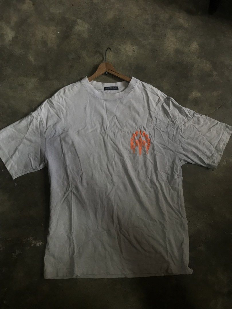Chrome Hearts Orange Print Tee Shirt (Category: Tshirts & Polo Shirts ) located in Angeles City. Submitted by thrift.ni.dra (Listing ID 1444672880, Image 1). Description: Dimes : 21x30 Color Rate : 9.5 - 9.8/10 ₱300 📍Balibago, Angeles City 🛒Shipping Nationwide Via J&T (PRICE + SF) Pay directly using GCASH along with the Shipping Fee (Depends on your location/region).