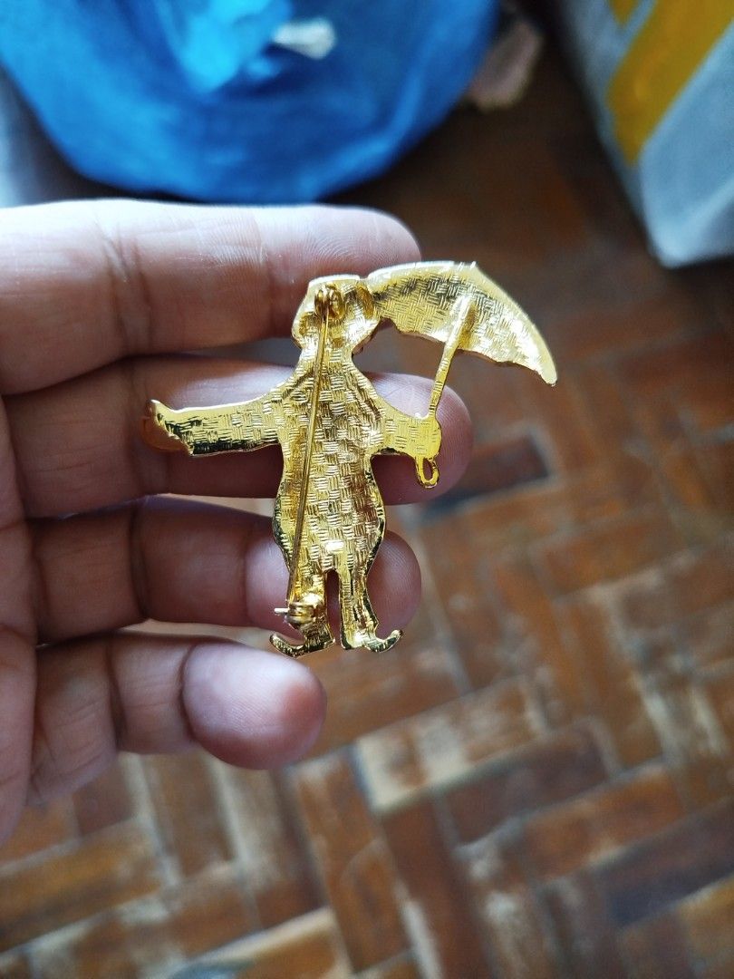 Clown pin vintage metal (Category: Vintage Collectibles) located in Quezon City. Submitted by toys_r_here (Listing ID 1444597629, Image 3). Description: GOOD FOR GIFT AND COLLECTION as is po Good condition First to pay gets the item pa check nalng sa pic yun condition pm me for questions ship pwede lalamove or jnt qc and marikina area.