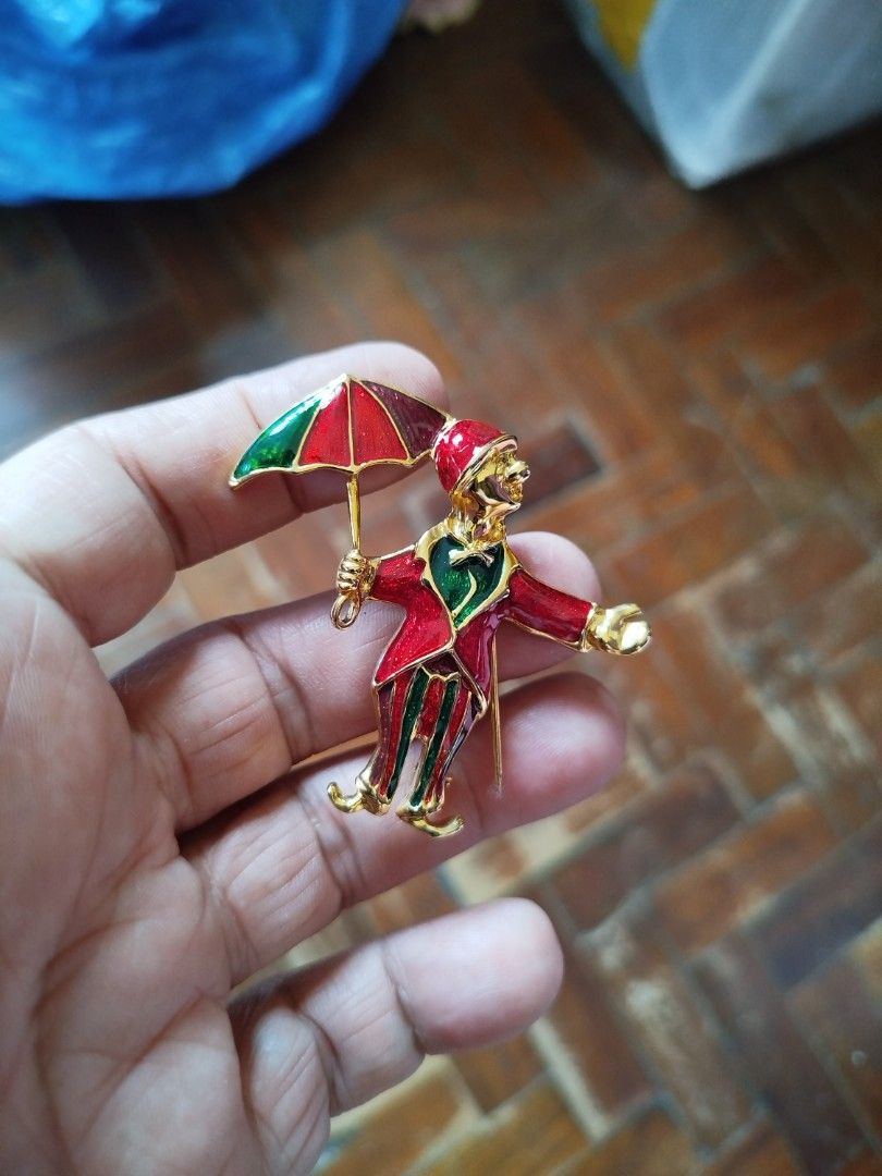 Clown pin vintage metal (Category: Vintage Collectibles) located in Quezon City. Submitted by toys_r_here (Listing ID 1444597629, Image 2). Description: GOOD FOR GIFT AND COLLECTION as is po Good condition First to pay gets the item pa check nalng sa pic yun condition pm me for questions ship pwede lalamove or jnt qc and marikina area.