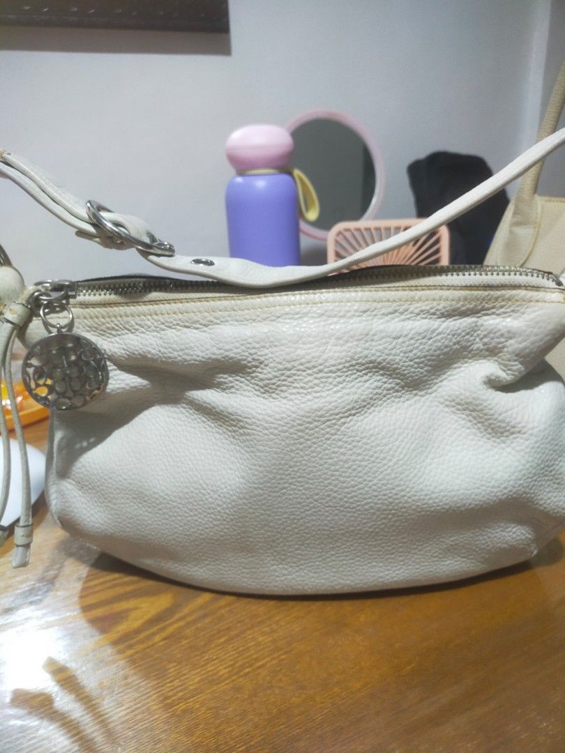Coach Kili bag (Category: Shoulder Bags) located in Cavite. Submitted by jaycel79 (Listing ID 1444525192, Image 2). Description: needs cleaning. Leather material.
