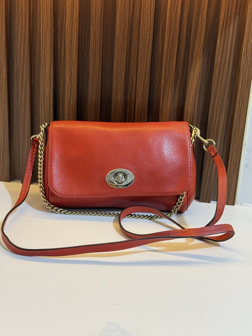 Coach Mini Ruby (Category: Luxury Bags & Wallets) located in Santiago. Submitted by THRIFTTHRILLBAGS (Listing ID 1444504460, Image 2). Description: og coach guaranteed small size like new ready to ship.