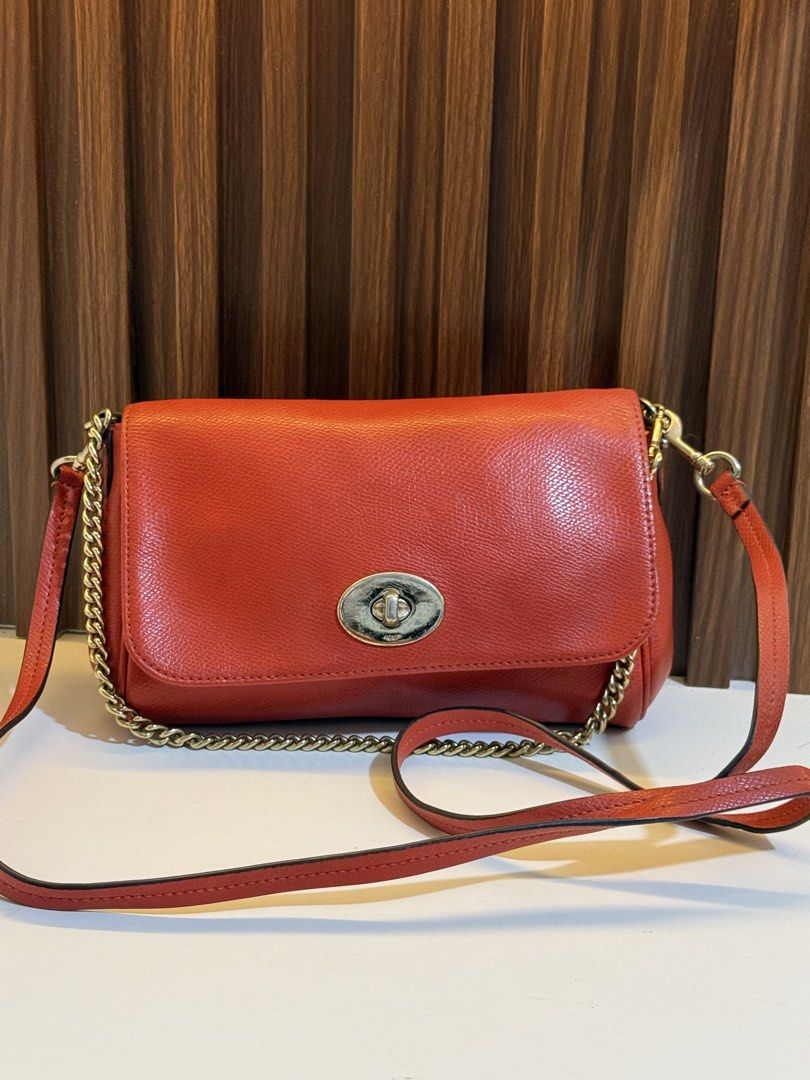 Coach Mini Ruby (Category: Luxury Bags & Wallets) located in Santiago. Submitted by THRIFTTHRILLBAGS (Listing ID 1444504460, Image 3). Description: og coach guaranteed small size like new ready to ship.