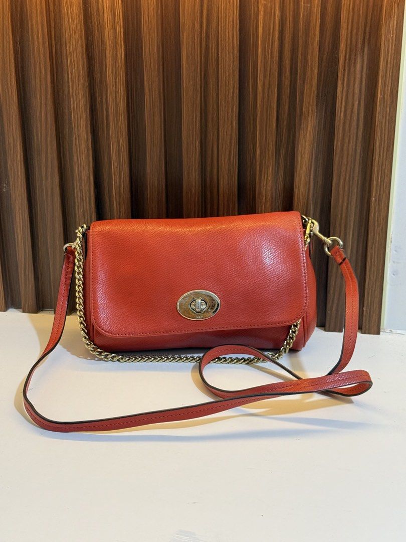 Coach Mini Ruby (Category: Luxury Bags & Wallets) located in Santiago. Submitted by THRIFTTHRILLBAGS (Listing ID 1444504460, Image 1). Description: og coach guaranteed small size like new ready to ship.