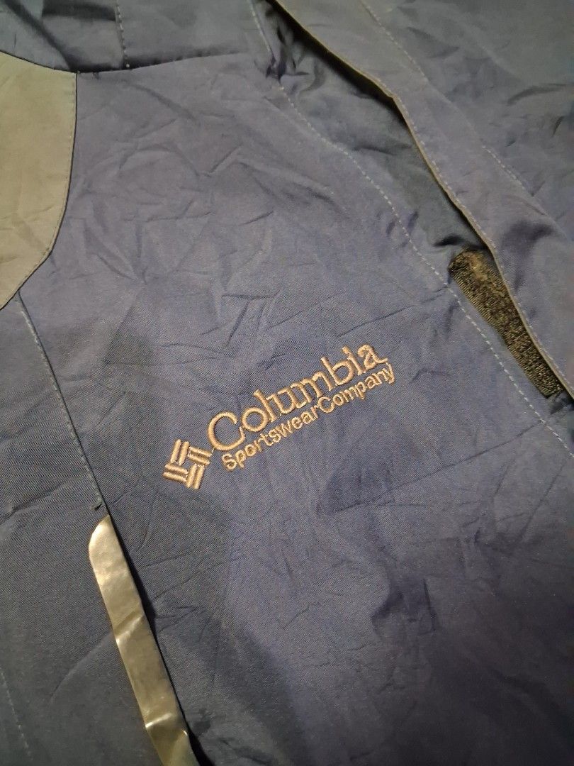 Columbia titanium Gore-tex multi-pocket jacket (Category: Coats, Jackets and Outerwear) located in Giporlos. Submitted by berniee21 (Listing ID 1444633003, Image 2). Description: dual zip sa front, may zipper sa inner multi-pockets issue sa last pic.