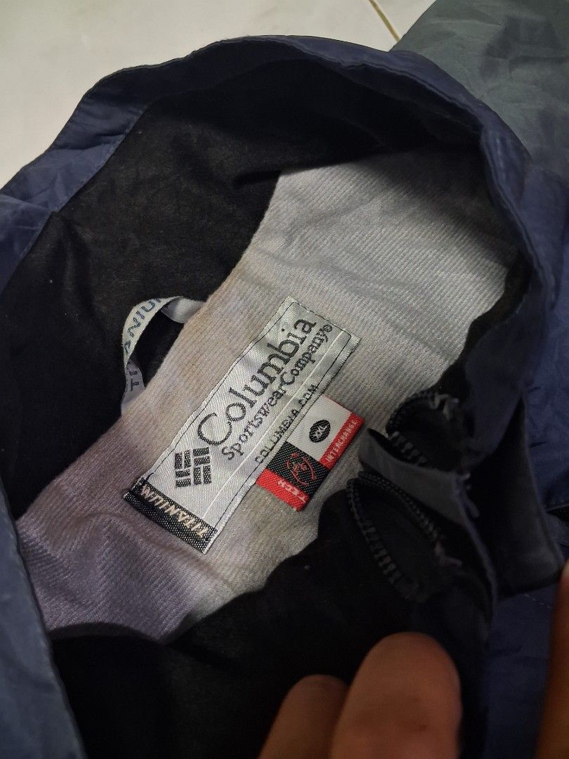 Columbia titanium Gore-tex multi-pocket jacket (Category: Coats, Jackets and Outerwear) located in Giporlos. Submitted by berniee21 (Listing ID 1444633003, Image 3). Description: dual zip sa front, may zipper sa inner multi-pockets issue sa last pic.