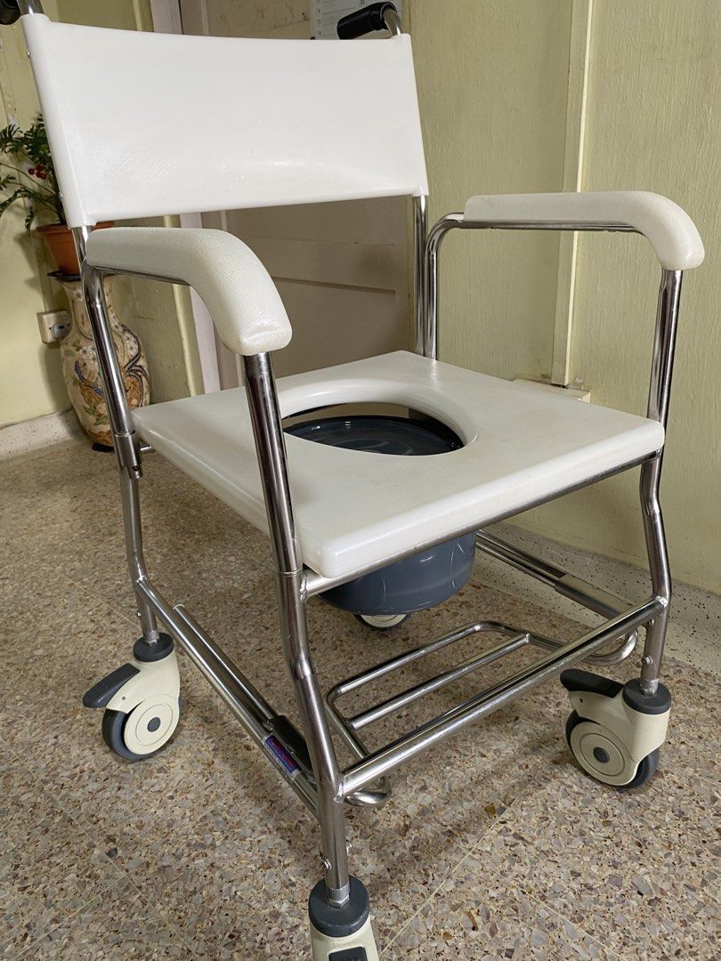 Commode Comode (Category: Wheelchairs) located in Singapore. Submitted by lenathexei28832 (Listing ID 1444528120, Image 3). Description: Lightly used DNR commode/comode. Pick up in Chai Chee Road. Call 98133233.