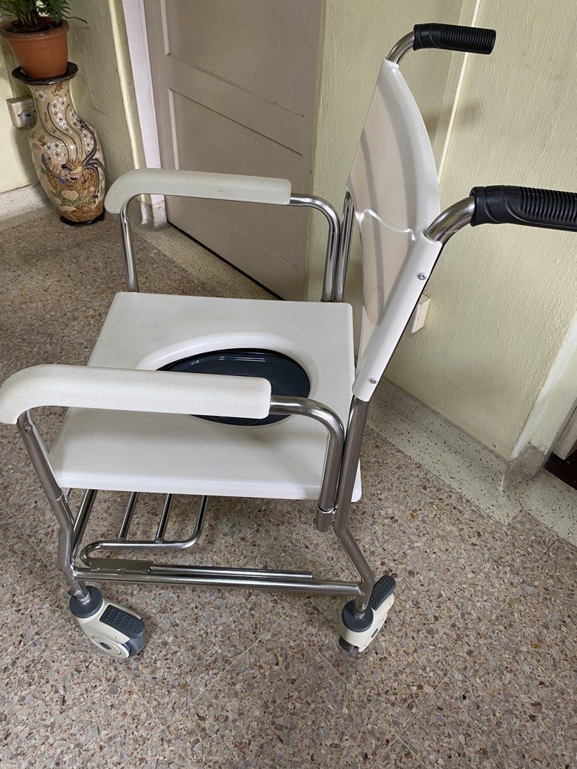 Commode Comode (Category: Wheelchairs) located in Singapore. Submitted by lenathexei28832 (Listing ID 1444528120, Image 1). Description: Lightly used DNR commode/comode. Pick up in Chai Chee Road. Call 98133233.