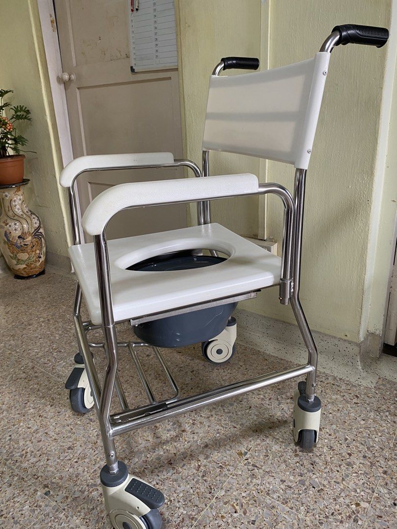 Commode Comode (Category: Wheelchairs) located in Singapore. Submitted by lenathexei28832 (Listing ID 1444528120, Image 2). Description: Lightly used DNR commode/comode. Pick up in Chai Chee Road. Call 98133233.