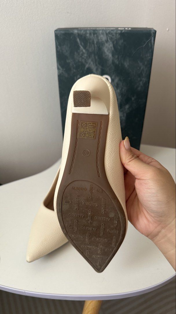 Cushion Alberto Heels Cream Pointed Toe Pumps (Category: Heels) located in Angeles City. Submitted by lunaangeles285 (Listing ID 1444507522, Image 3). Description: 1k nalang Almost new .