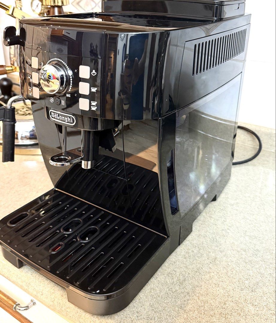 Delonghi Magnifica S Compact Coffee Espresso Machine Bean to Cup (Category: Coffee Machines & Makers) located in Paranaque City. Submitted by jaysanti (Listing ID 1444613050, Image 2). Description: Delonghi ecam 12.122.B model compact bean to cup programmable almost new with box 0-9-1-5-2-8-7-2-7-5-6 has steam for frothing milk for making cappuccino and has hot water for tea 220V.