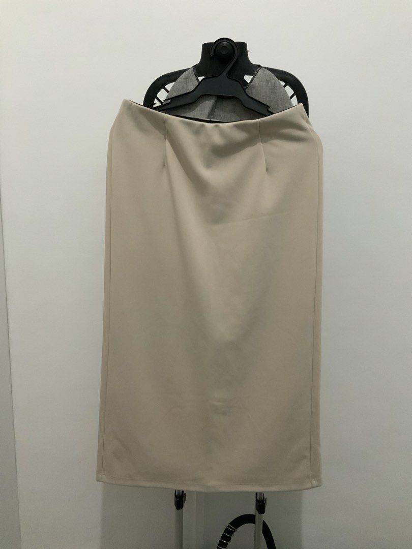 French Toss Loose Column Skirt Beige (Category: Skirts) located in Taguig. Submitted by mstyphoon (Listing ID 1444535890, Image 1). Description: - Brand: French Connection - Color: Beige - Style: Column skirt - Feature: Slit at the back for easy movement - Versatile: Suitable for work or casual occasions - Fit: Comfortable - Bought for ₱999 at the mall.