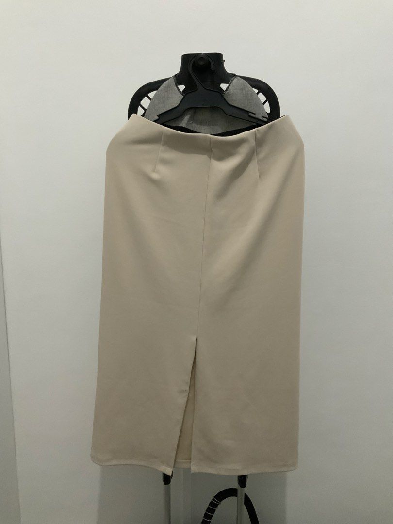 French Toss Loose Column Skirt Beige (Category: Skirts) located in Taguig. Submitted by mstyphoon (Listing ID 1444535890, Image 2). Description: - Brand: French Connection - Color: Beige - Style: Column skirt - Feature: Slit at the back for easy movement - Versatile: Suitable for work or casual occasions - Fit: Comfortable - Bought for ₱999 at the mall.