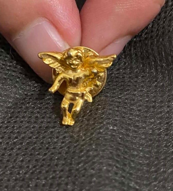 Gold Cherub Angel Lapel Pin Brooch (Category: Brooches) located in Las Pinas. Submitted by anna_katrina (Listing ID 1444524909, Image 1). Description: - Adorable gold cherub angel pin. - Adds a unique touch to jackets, bags, or other accessories. - Features a small, detailed design. - Back may have 'Treasures' marking..