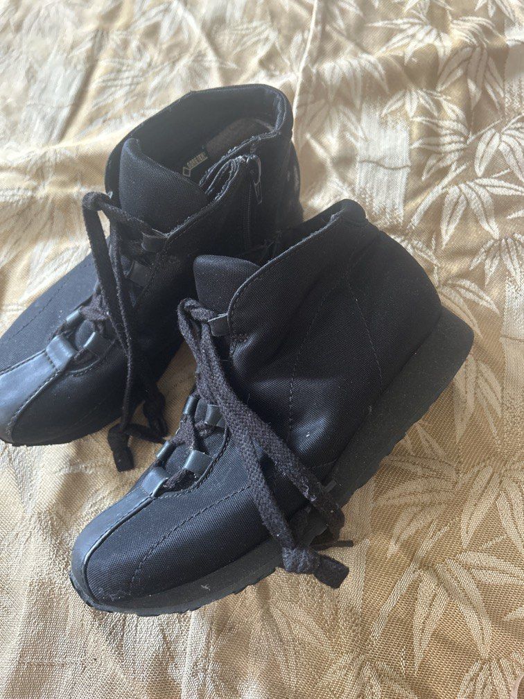 Goratex Black Mandras Walk MWL2042A boots (Category: Sneakers) located in Bulacan. Submitted by ourdailybreads (Listing ID 1444548092, Image 2). Description: These black Madras Walk MWL2042A boots feature waterproof GORE-TEX fabric..