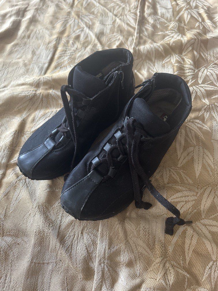 Goratex Black Mandras Walk MWL2042A boots (Category: Sneakers) located in Bulacan. Submitted by ourdailybreads (Listing ID 1444548092, Image 1). Description: These black Madras Walk MWL2042A boots feature waterproof GORE-TEX fabric..