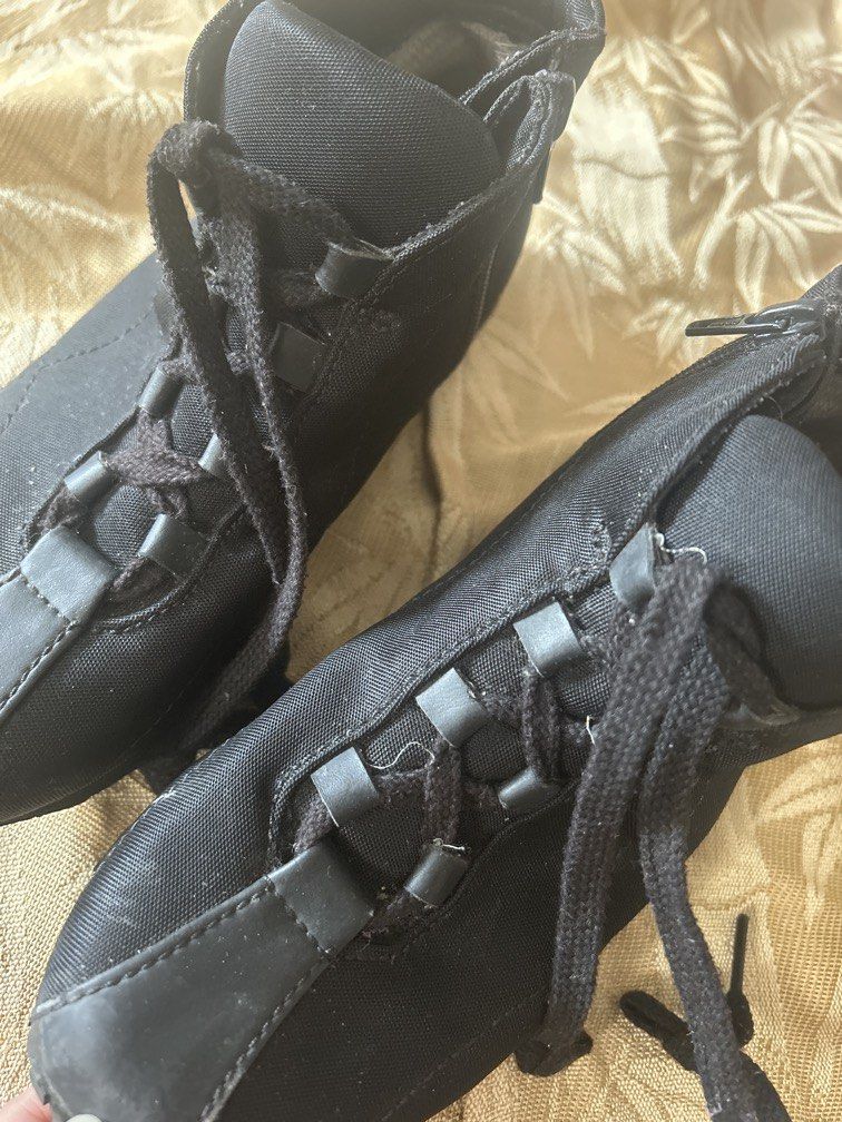 Goratex Black Mandras Walk MWL2042A boots (Category: Sneakers) located in Bulacan. Submitted by ourdailybreads (Listing ID 1444548092, Image 3). Description: These black Madras Walk MWL2042A boots feature waterproof GORE-TEX fabric..