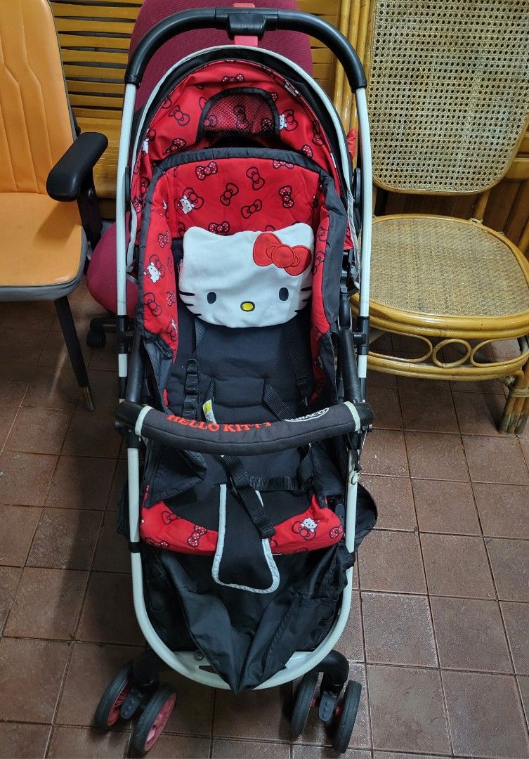 GRACO Hello Kitty 嬰兒車 （分類：外出用品 - 嬰兒車）位於 Hong Kong。 由 newbird.83c25a 提交（商品編號 1444644701，圖片 1）。簡介： 呢架係Hello Kitty主題嘅嬰兒車，紅色配黑色，好可愛。有安全帶，方便帶小朋友出街。可以摺埋，唔太佔地方。帶BB去公園或者去街都啱用。。