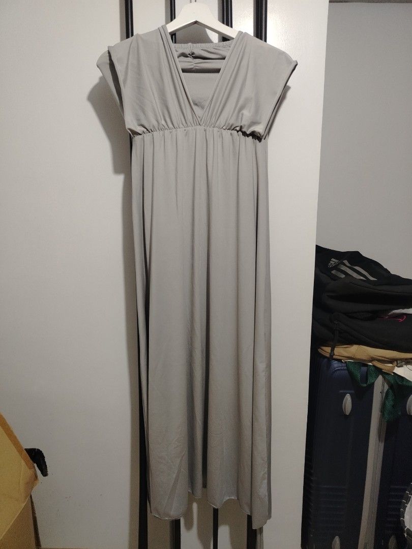 Grey Maxi Dress with Cap Sleeves (Category: Dresses) located in Quezon City. Submitted by baj08 (Listing ID 1444654423, Image 1). Description: - Grey maxi dress - Elasticated empire waist - Cap sleeves - V-neckline - Flowy skirt - Versatile: great for casual wear or dressing up - Comfortable and easy to wear fabric.
