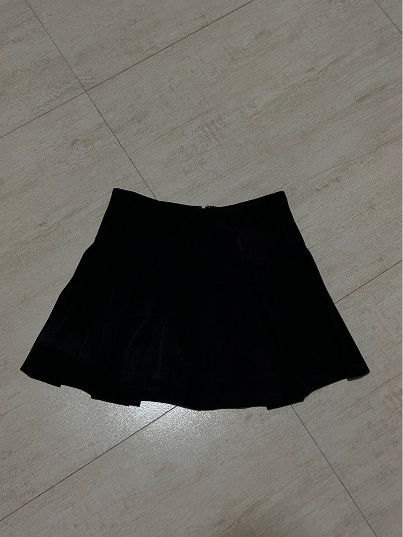 GU Black Pleated Skirt (Category: Skirts) located in Las Pinas. Submitted by henlins (Listing ID 1444632042, Image 3). Description: - GU Black Pleated Skirt - Zipper closure at the back - Has inner shorts - Size small on tag Php 300 MOP: GCash or Bank Transfer MOD: Lalamove or J&T .