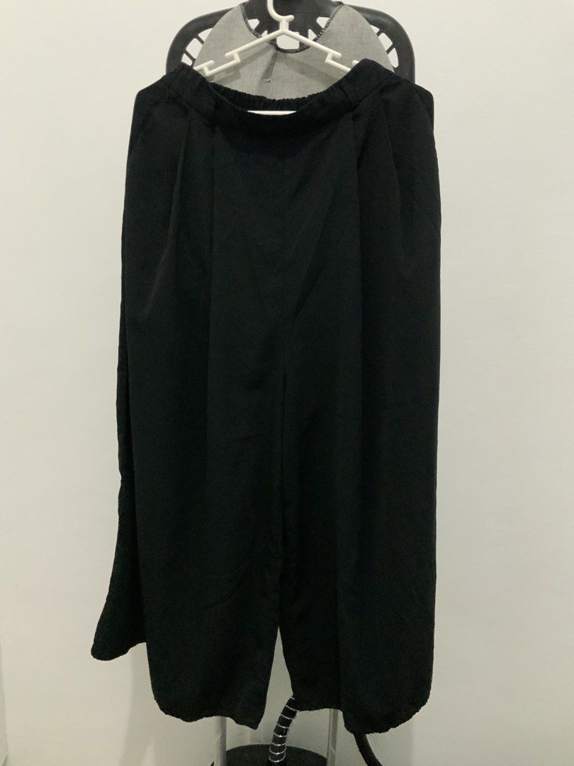 GU Black Wide Leg Pants Size M (Category: Other Bottoms) located in Taguig. Submitted by mstyphoon (Listing ID 1444537331, Image 1). Description: - Brand: GU - Color: Black - Style: Wide leg pants - Features: Elastic waistband for comfort - Material: 100% Polyester - Occasion: Great for casual wear or dressing up - Styling: Easy to style - Condition: Please check photos for details Waist 28-30, Length 35.