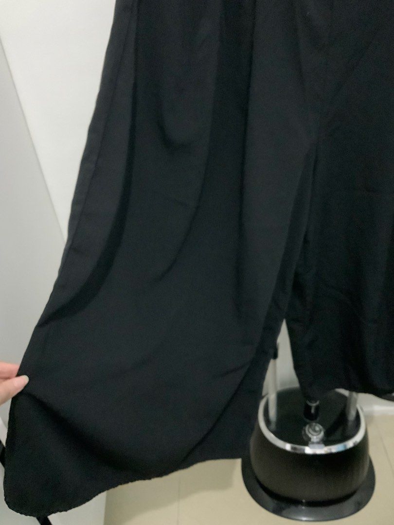 GU Black Wide Leg Pants Size M (Category: Other Bottoms) located in Taguig. Submitted by mstyphoon (Listing ID 1444537331, Image 2). Description: - Brand: GU - Color: Black - Style: Wide leg pants - Features: Elastic waistband for comfort - Material: 100% Polyester - Occasion: Great for casual wear or dressing up - Styling: Easy to style - Condition: Please check photos for details Waist 28-30, Length 35.