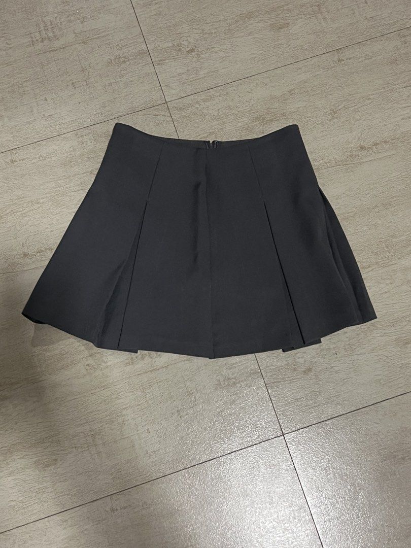 GU Grey Pleated Skirt (Category: Skirts) located in Las Pinas. Submitted by henlins (Listing ID 1444632276, Image 3). Description: - GU Black Pleated Skirt - Zipper closure at the back - Has inner shorts - Size small on tag Php 300 MOP: GCash or Bank Transfer MOD: Lalamove or J&T .