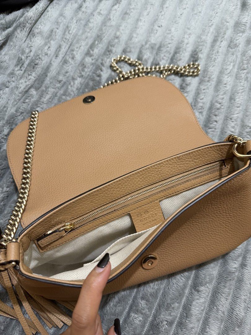 Gucci Soho Disco Bag Tan Leather (Category: Luxury Bags & Wallets) located in Makati City. Submitted by staraby (Listing ID 1444666191, Image 3). Description: - Authentic Gucci Soho Disco bag - Color: Tan - Material: Pebbled leather - Iconic interlocking G logo - Gold chain strap - Tassel detail - Interior: Zip pocket and slip pockets - Closure: Snap closure - Versatile for everyday or evening use.