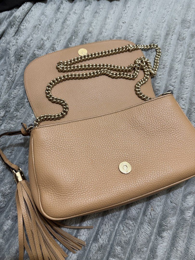 Gucci Soho Disco Bag Tan Leather (Category: Luxury Bags & Wallets) located in Makati City. Submitted by staraby (Listing ID 1444666191, Image 2). Description: - Authentic Gucci Soho Disco bag - Color: Tan - Material: Pebbled leather - Iconic interlocking G logo - Gold chain strap - Tassel detail - Interior: Zip pocket and slip pockets - Closure: Snap closure - Versatile for everyday or evening use.