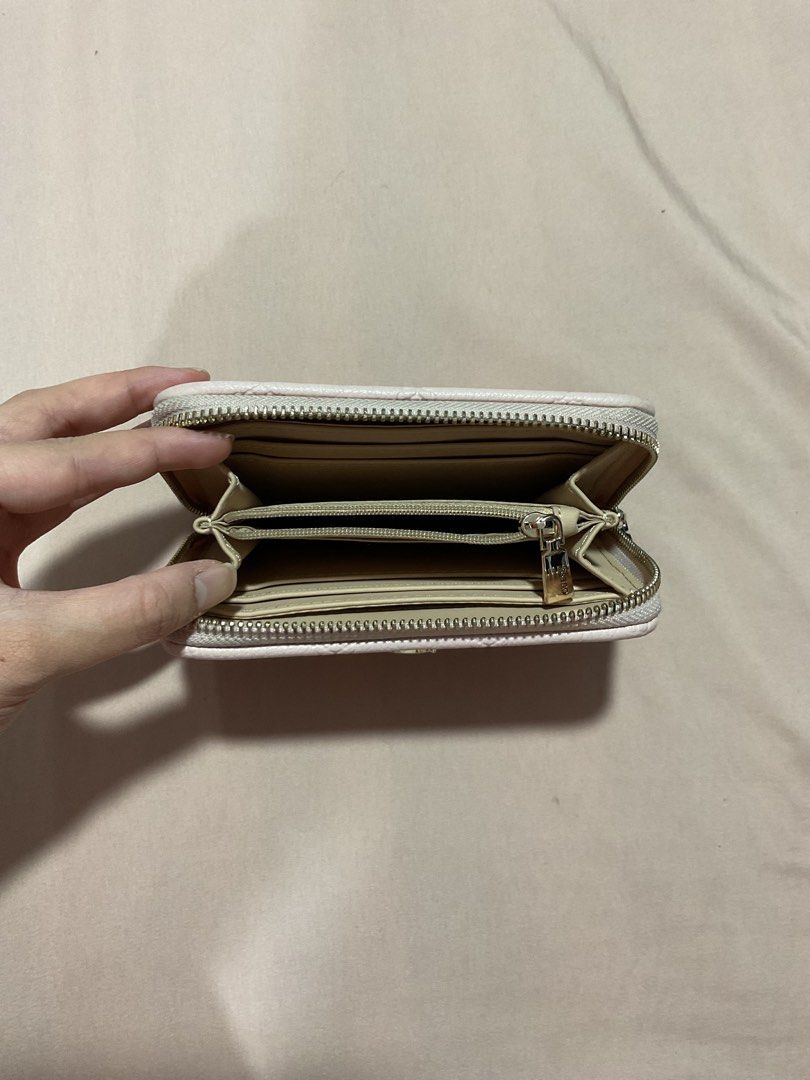 Original Guess anise medium zip around pink purse (Category: Luxury Bags & Wallets) located in Manila. Submitted by aialovethings (Listing ID 1444653743, Image 2). Description: 100% original! ₱3299 in store, with receipts Lightly used With freebies ♡ price still nego ! dm for inquiries 💌 .