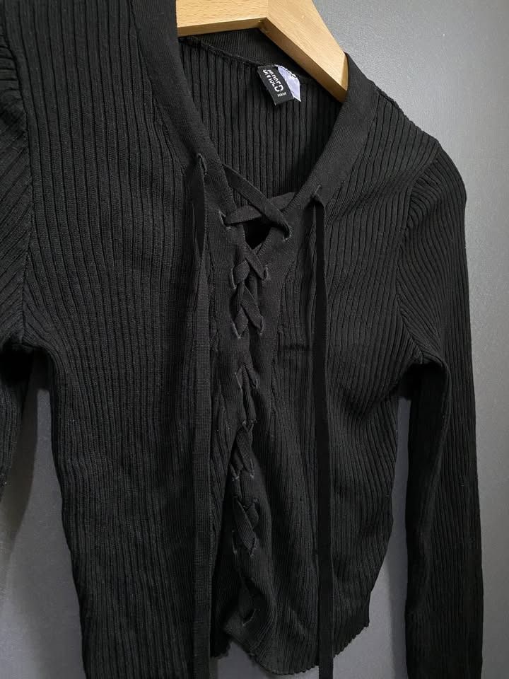 H&M BLACK CROP LONGSLEEVE WITH LACING (Category: Coats, Jackets and Outerwear) located in Davao. Submitted by rewearclub.dvo (Listing ID 1444577285, Image 3). Description: VERY GOOD CONDITION WITH LIGHT ISSUE ZONROX STAIN .