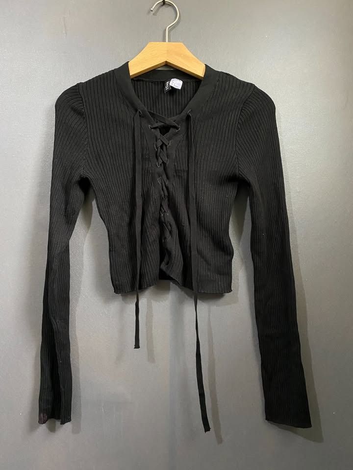 H&M BLACK CROP LONGSLEEVE WITH LACING (Category: Coats, Jackets and Outerwear) located in Davao. Submitted by rewearclub.dvo (Listing ID 1444577285, Image 1). Description: VERY GOOD CONDITION WITH LIGHT ISSUE ZONROX STAIN .